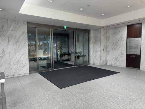 中央のメットライフ仙台ビル エントランス3