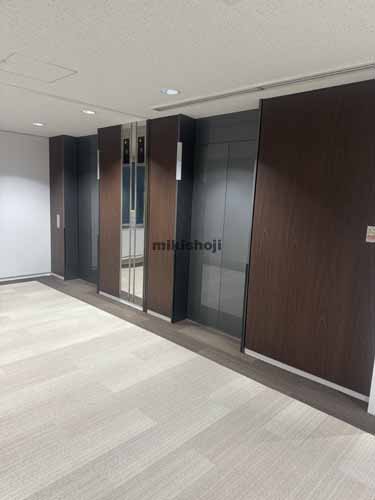 中央のメットライフ仙台ビル エレベーターホール4