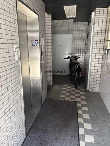 新村上ビル エレベーターホール1