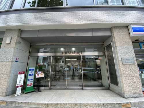 沢の鶴ビル エントランス2