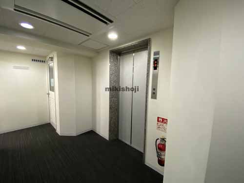 ナンバ八千代ビル エレベーターホール1