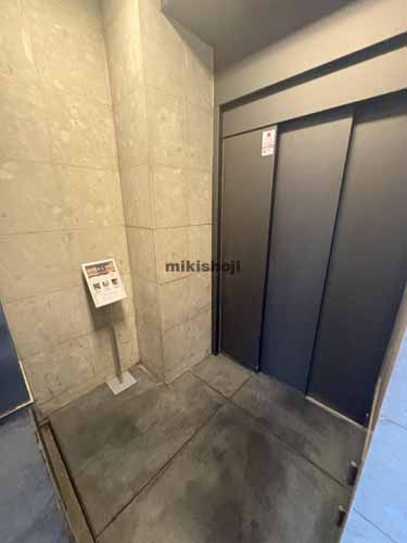 Floor and Walls Hacchobori エレベーターホール1