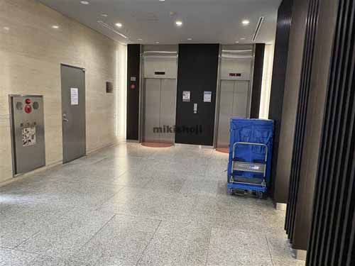 西新宿の西新宿室町ビル エレベーターホール1