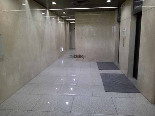 西新宿松屋ビル エントランス1