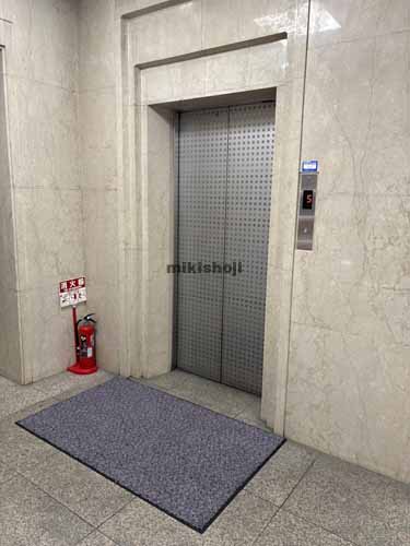 港南の港南日成ビル エレベーターホール1