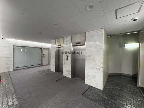 新宿・歌舞伎町の新宿セブンビル エレベーターホール1