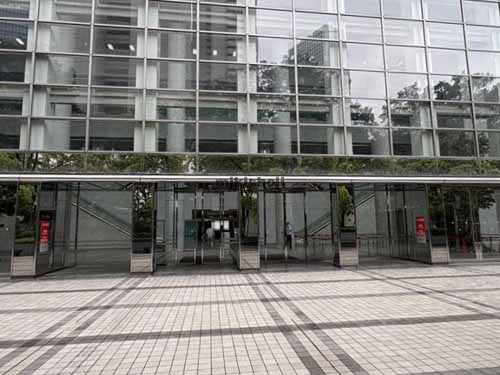 西新宿の新宿モノリス エントランス1