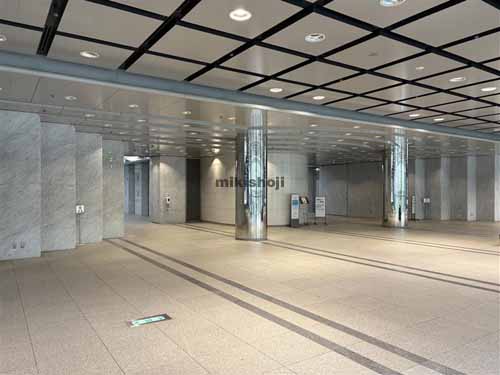 西新宿の新宿モノリス エレベーターホール1