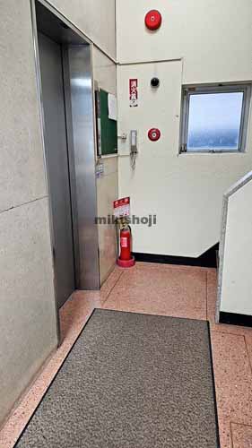 京橋の西勘本店ビル エレベーターホール1