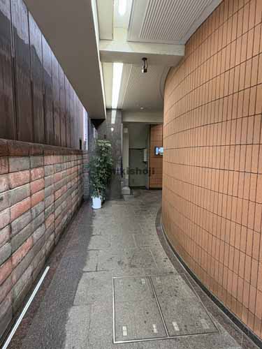 新橋の赤レンガ通りビル エントランス1