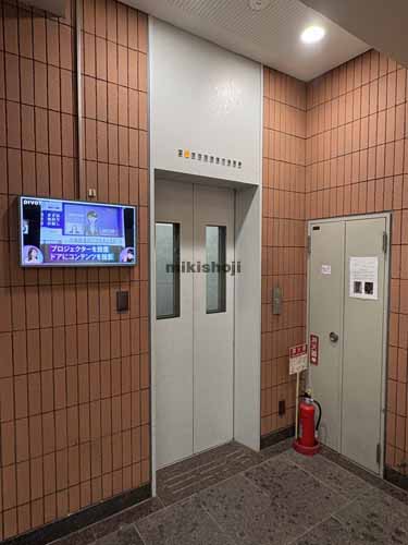 新橋の赤レンガ通りビル エレベーターホール1