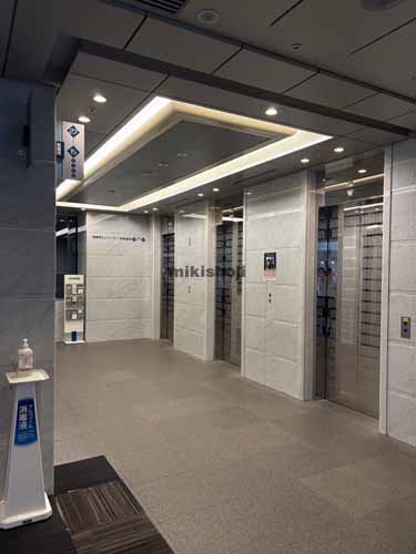 西新宿のエステック情報ビル エレベーターホール2