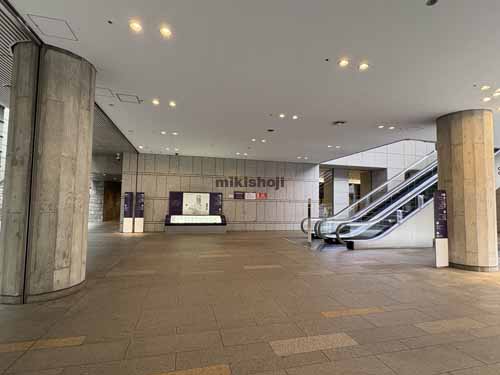 西新宿の東京オペラシティビル エントランス2