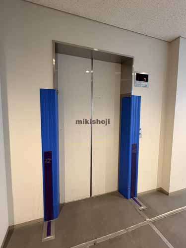 西新宿の東京オペラシティビル エレベーターホール1