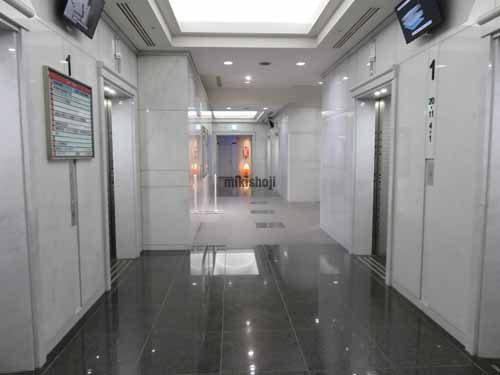 青海フロンティアビル エレベーターホール2