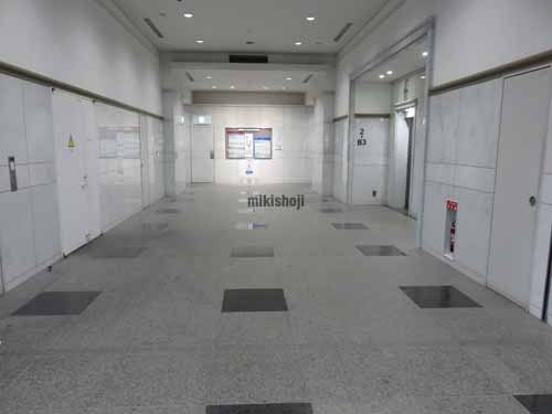 青海フロンティアビル エレベーターホール3
