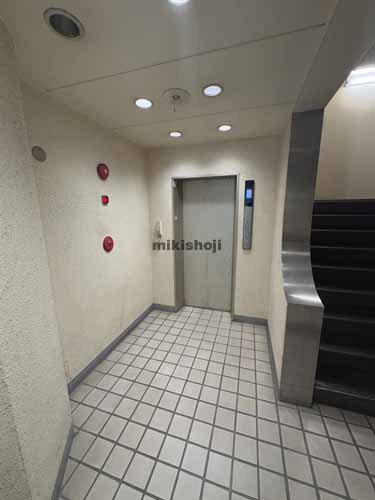 内神田のトライエム大手町ビル エレベーターホール1