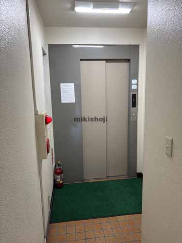 渋谷の三田ビル エレベーターホール1