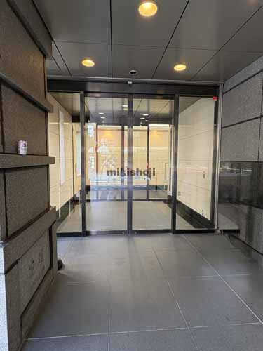 日本橋室町のクアトロ室町ビル エントランス3