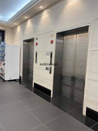 日本橋室町のクアトロ室町ビル エレベーターホール1