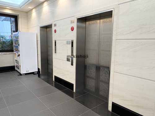 日本橋室町のクアトロ室町ビル エレベーターホール2