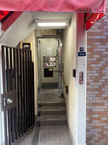 小宅ビル エントランス1